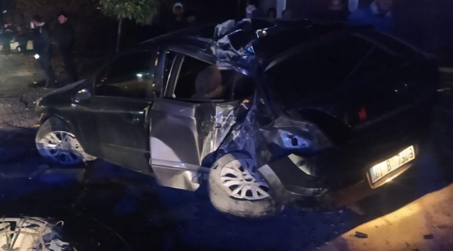 Kadirli'de Otomobilin Çarptığı Direk Yıkıldı