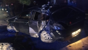 Kadirli'de Otomobilin Çarptığı Direk Yıkıldı