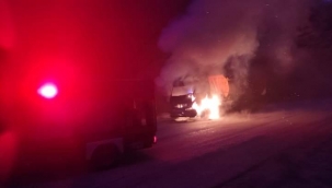 Kadirli'de Hareket Halindeki Tır Alev Aldı