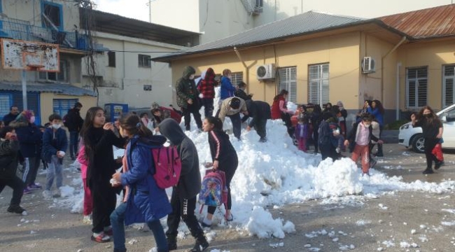 Kadirli'de Öğrenciler İçin Kamyonlarla Kar Getirildi 