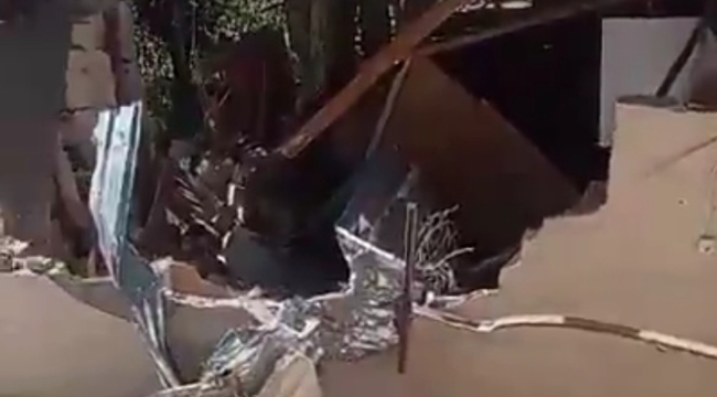 Kozandaki Depremde 1 Evin Üzerine Kaya Düştü !