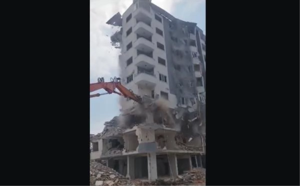 Osmaniye'de Depremde Ağır Hasar Alan Bina Çöktü