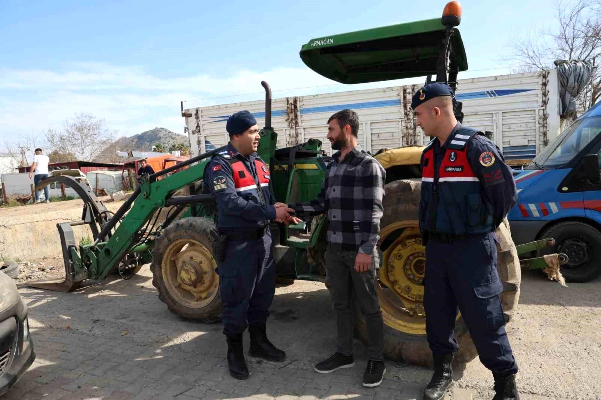 Adana'da Jandarma Ekipleri, 700 Kilometrelik Takip Sonucunda Çalınan Traktörü Bulup Sahibine İade Etti