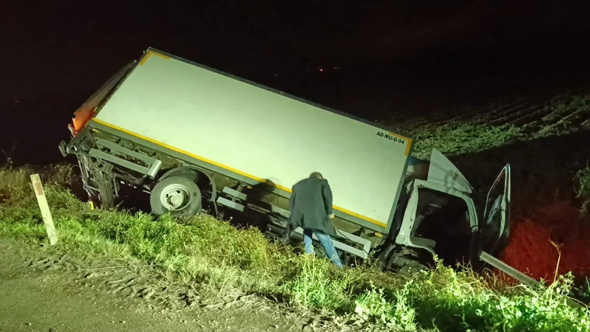 Kadirli'de Şarampole Devrilen Kamyonetin Sürücüsü Ağır Yaralandı